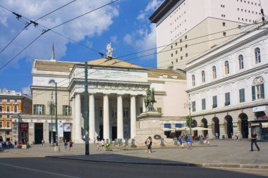 Genoa, İtalya - Jule 25, 2018: Giuseppe Garibaldi tiyatro Carlo Felice Piazza de Ferrari Cenova tarih önünde anıt
