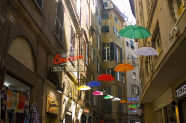 Genoa, İtalya - Jule 25, 2018: şemsiye ile dar Luccoli eski Cenova şehir üzerinde asılı