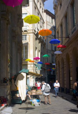 Genoa, İtalya - Jule 25, 2018: şemsiye ile dar Luccoli eski Cenova şehir üzerinde asılı