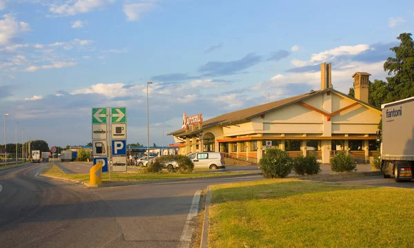 Genoa, İtalya - Jule 25, 2018: Autogrill (kafeterya, süpermarket, yakıt ikmali kompleksinin) İtalya karayolu üzerinde