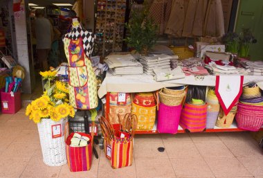 Antibes, Fransa - 25 Haziran 2018: Tekstil Hediyelik eşya masa örtüsü ve Hediyelik eşya dükkanı Antibes torbalarda