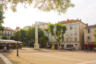 Antibes, Fransa - 25 Haziran 2018: Kent Meydanı ile çardak, olarak da bilinen Kiosque bir müzik, Antibes, Cote d'Azur, Fransa 