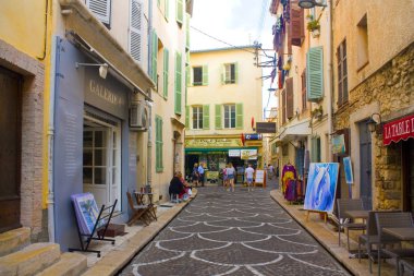Antibes, Fransa - 25 Haziran 2018: Antibes Old Town pitoresk mimarisi