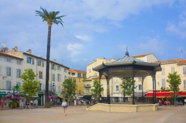 Antibes, Fransa - 25 Haziran 2018: Kent Meydanı ile çardak, olarak da bilinen Kiosque bir müzik, Antibes, Cote d'Azur, Fransa 