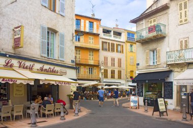 Antibes, Fransa - 25 Haziran 2018: Bir akşam içki bir Antibes kare Cafe, Provence Fransa