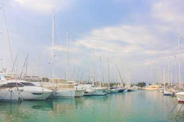 Antibes, Fransa - 25 Haziran 2018: Antibes şehir bağlantı noktası Yatlar bir görünüm