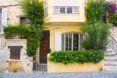 Antibes, Fransa - 25 Haziran 2018: Antibes Old Town pitoresk mimarisi