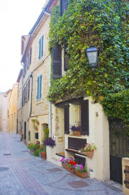 Antibes, Fransa - 25 Haziran 2018: Antibes Old Town pitoresk mimarisi