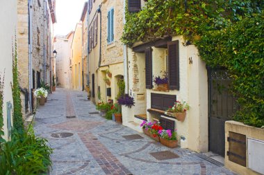 Antibes, Fransa - 25 Haziran 2018: Antibes Old Town pitoresk mimarisi