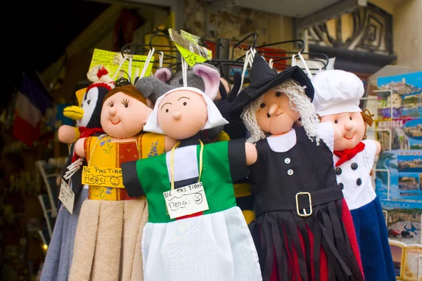 法国安蒂布 2018年6月25日 法国安蒂布纪念品商店的五颜六色的手工娃娃 — 图库照片
