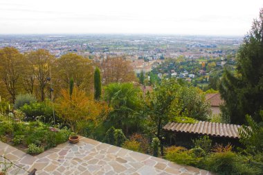 İtalya, Bergamo - 4 Kasım 2018: Panoramik manzarasını Bergamo kale duvarları üzerinden