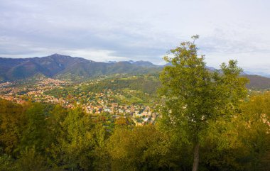 İtalya, Bergamo - 4 Kasım 2018: Panoramik manzarasını Bergamo kale duvarları üzerinden