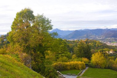 İtalya, Bergamo - 4 Kasım 2018: Panoramik manzarasını Bergamo kale duvarları üzerinden