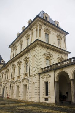 İtalya, Turin - 2 Kasım 2018: Parça, Valentino Castle (Castello del Valentino) - Turin Royal Savoy evi eski Köşkü