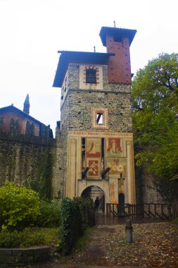 İtalya, Turin - 2 Kasım 2018: Antik giriş Torino'da bir Ortaçağ Kalesi (Borgo Medievale)