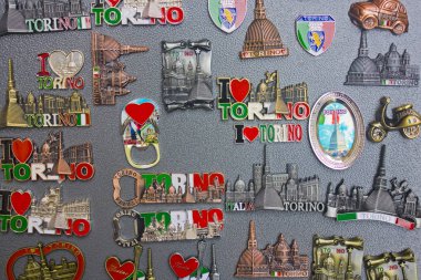 İtalya, Turin - 2 Kasım 2018: Mağaza vitrin Torino'da mıknatıslar