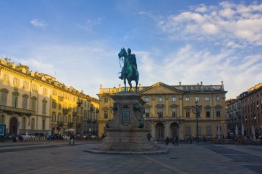 İtalya, Turin - 2 Kasım 2018: Alfonso Ferrero Della Marmora Piazza Giambattista Bodoni, Torino, Anıt