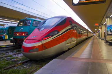 İtalya, Turin - 2 Kasım 2018: Modern tren Torino'da bir tren istasyonunda