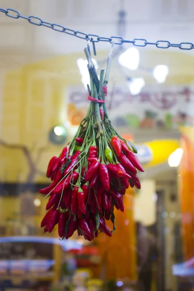 在意大利的一个市场摊位上出售的红辣椒 — 图库照片