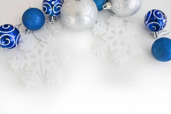 Kerstmis Achtergrond Met Blauwe Zilveren Kerstballen Witte Achtergrond — Stockfoto