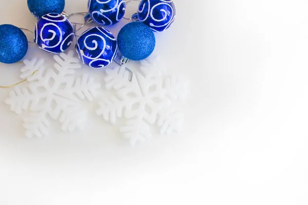 Kerstmis Achtergrond Met Blauwe Zilveren Kerstballen Witte Achtergrond — Stockfoto