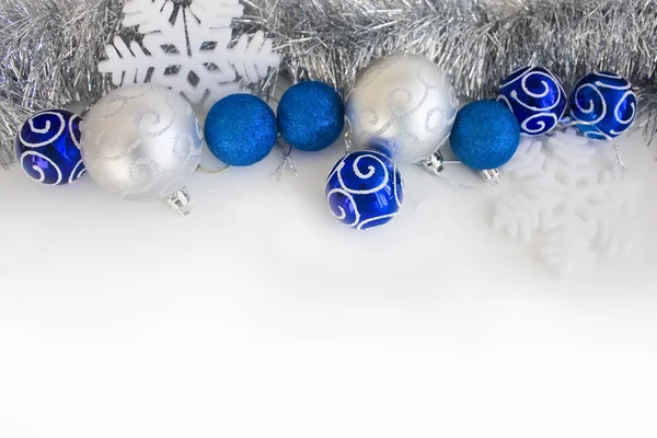 Kerstmis Achtergrond Met Blauwe Zilveren Kerstballen Witte Achtergrond — Stockfoto