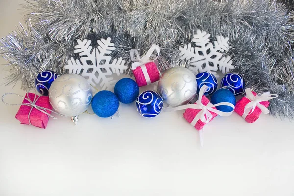 Kerstmis Achtergrond Met Blauwe Zilveren Kerstballen Witte Achtergrond — Stockfoto