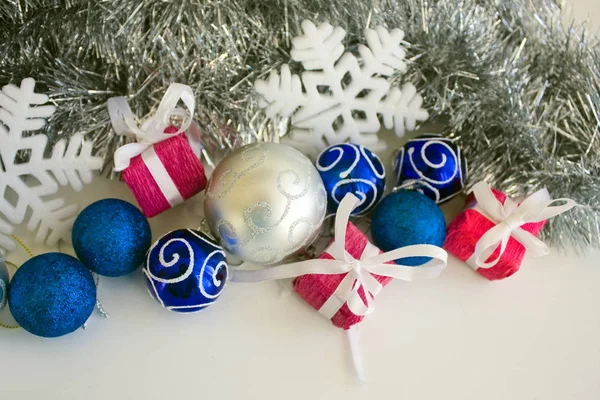 Fondo Navideño Con Adornos Azules Plateados Sobre Fondo Blanco — Foto de Stock