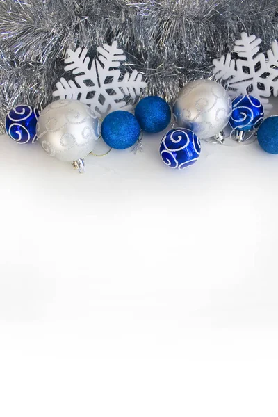 Kerstmis Achtergrond Met Blauwe Zilveren Kerstballen Witte Achtergrond Stockafbeelding