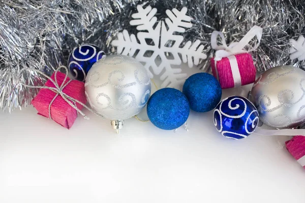 Fondo Navideño Con Adornos Azules Plateados Sobre Fondo Blanco Fotos de stock libres de derechos