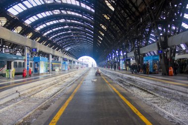 İtalya, Milano - 2 Kasım 2018: Milano Merkez İstasyonu Milano Peron