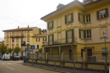 İtalya, Como - 3 Kasım 2018: Old Town Como tipik Caddesi 