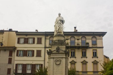 İtalya, Como - 3 Kasım 2018: Alessandro Volta Via Alessandro Volta Como, heykeli