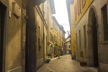 İtalya, Como - 3 Kasım 2018: Old Town Como pitoresk Caddesi 
