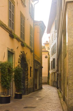 İtalya, Como - 3 Kasım 2018: Old Town Como pitoresk Caddesi 