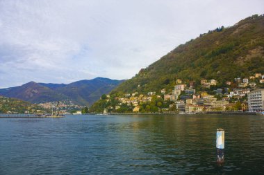 İtalya, Como - 3 Kasım 2018: Lombardiya'daki Como Gölü Panoraması