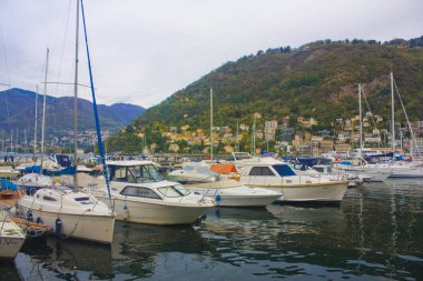 İtalya, Como - 3 Kasım 2018: Lombardiya'daki Como Gölü Panoraması