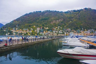 İtalya, Como - 3 Kasım 2018: Lombardiya'daki Como Gölü Panoraması