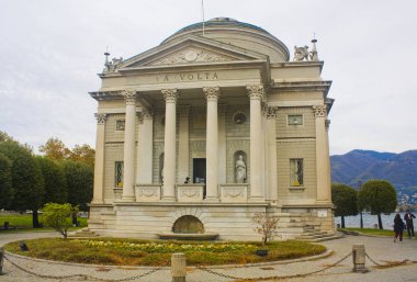 İtalya, Como - 3 Kasım 2018: Volta Tapınağı (Tempio Voltiano) Alessandro Volta Como Gölü'için bir müze olan