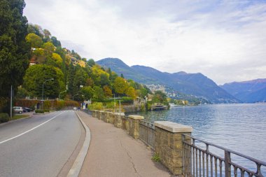 İtalya, Como - 3 Kasım 2018: Como Gölü'nün pitoresk yolda