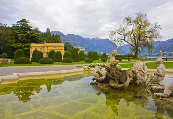 コモ市のコモ湖で Villa Olmo 公園でイタリア 2018 — ストック写真