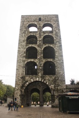 İtalya, Como - 3 Kasım 2018: Porta Torre (kule) - Como ortaçağdan kalma şehir giriş