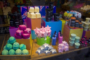 İtalya, Como - 3 Kasım 2018: Organik el yapımı kozmetik İtalya deposunda