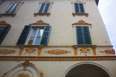 İtalya, Como - 3 Kasım 2018: Como eski şehrin pitoresk binada 