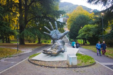 İtalya, Como - 3 Kasım 2018: Anıt, elinde (Monumento AI caduti servizio başına) şehir Como