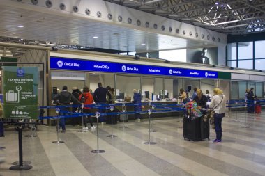 İtalya, Milano - 5 Kasım 2018: Office, küresel mavi Milano Malpensa airoport içinde 