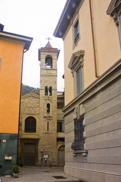 Itália Como Novembro 2018 Rua Típica Com Igreja Cidade Velha — Fotografia de Stock