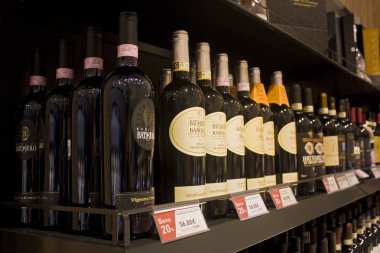 İtalya, Milano - 5 Kasım 2018: İtalyan şarap şişeleri dükkanı raf