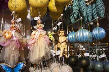 Riga, Letonya - 1 Ocak 2018: yılbaşı süslemeleri Riga mağazasında