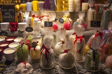 Riga, Letonya - 1 Ocak 2018: Geleneksel hediye mum Noel Fuarı Riga'da satılmaktadır